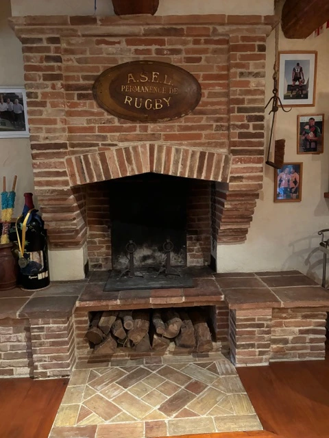 Ramonage d'une cheminée à foyer ouvert - Lasbordes (Aude)